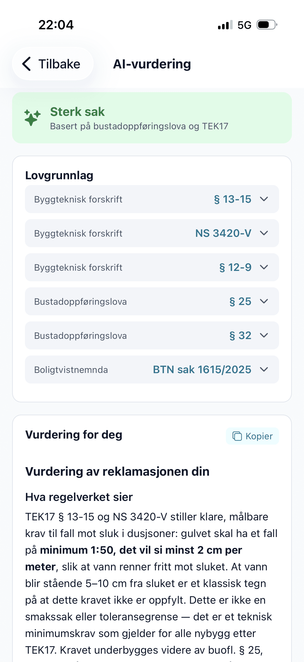 Skjermbilde av AI-vurdering i Medhold-appen — viser 'Sterk sak' med lovgrunnlag som TEK17 §13-15, NS 3420-V, bustadsoppføringslova §25 og §32 samt BTN-referanse