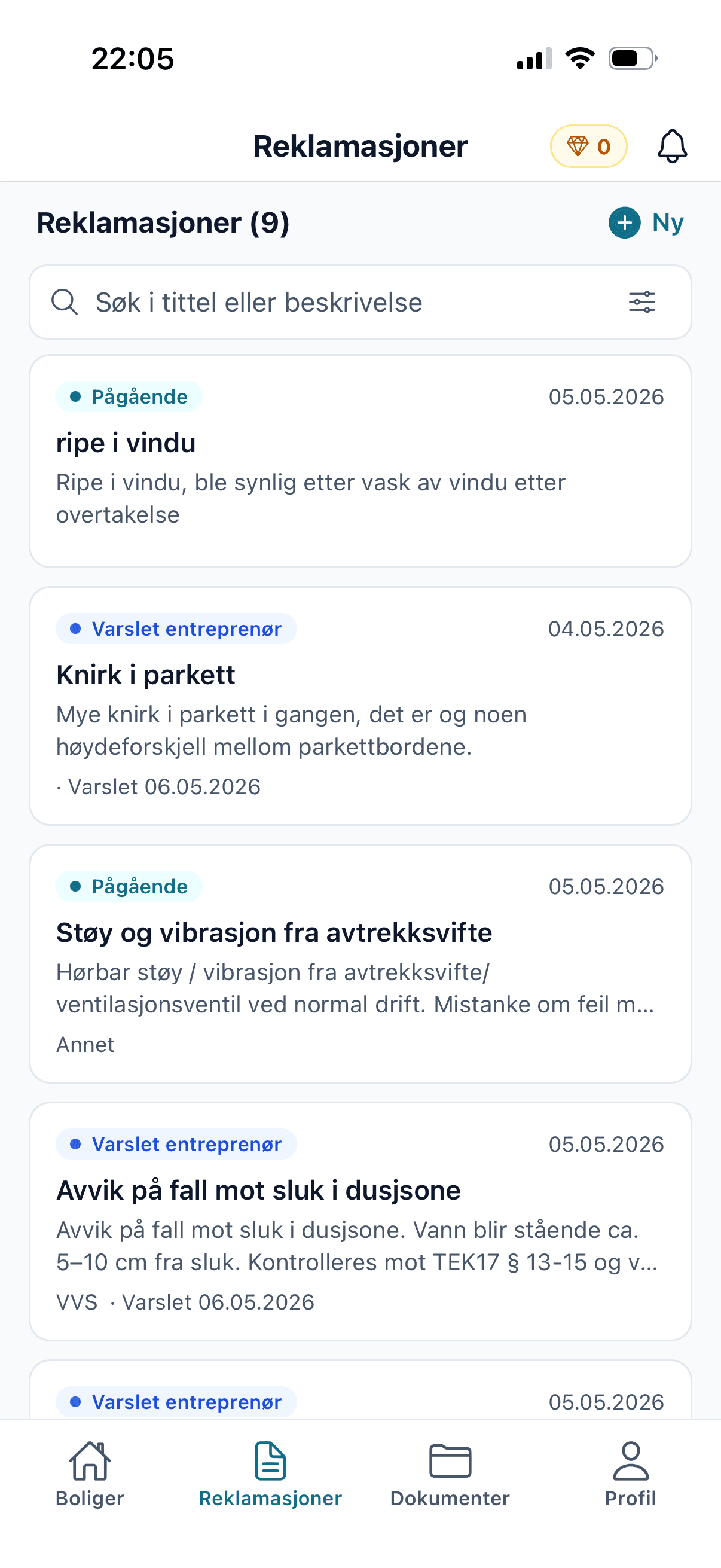 Skjermbilde av reklamasjonsoversikt i Medhold — viser 9 strukturerte mangelpunkter med status (pågående, varslet entreprenør) og søkefelt