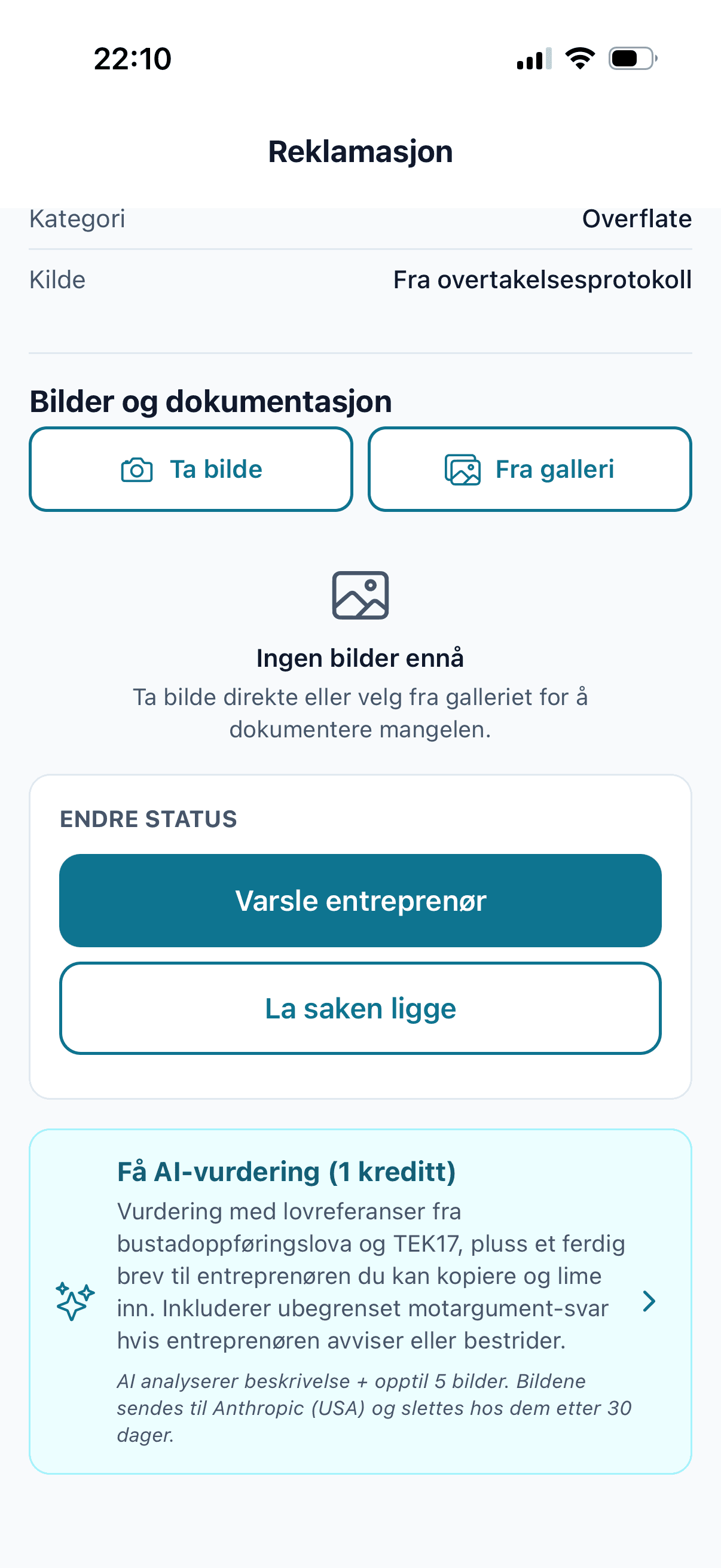 Skjermbilde av reklamasjons-detalj i Medhold — viser bilder og dokumentasjon-seksjon med 'Ta bilde' og 'Fra galleri', samt 'Få AI-vurdering (1 kreditt)' som forklarer at bildene sendes til Anthropic og slettes etter 30 dager